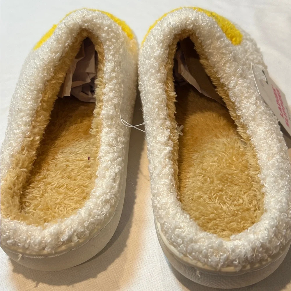 Smiley Face Slippers Size Medium Yellow and White New - Picture 5 of 6
